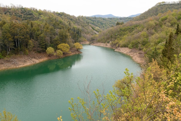 Entspannen Sie ruhige Herbstlandschaften mit bewölktem Wetter über dem Fluss Agri in der Provinz Potenza Basilicata Italien