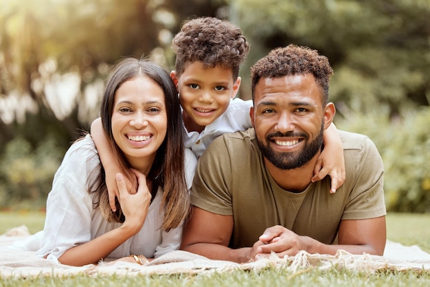 Entspannen Sie sich Picknick und glücklich mit Porträt der Familie im Park für Naturlächeln und Sommer zusammen Frühlingswachstum und Wellness mit Mutter und Vater umarmen sich mit Kind auf der Wiese für Frieden und Gesundheit