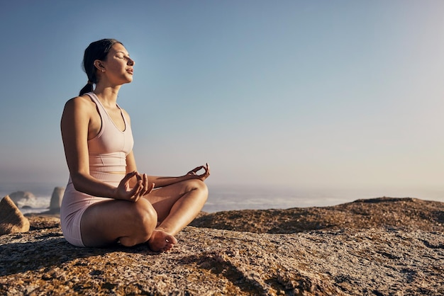 Entspannen Sie sich und Yoga und Frau in Lotus-Pose in der Natur für Wellness-Frieden und Zen am blauen Himmel Mockup Fitness-Mädchen und Meditationstraining und Energie-Outdoor-Mentalität Atem- und Körperhaltungstraining