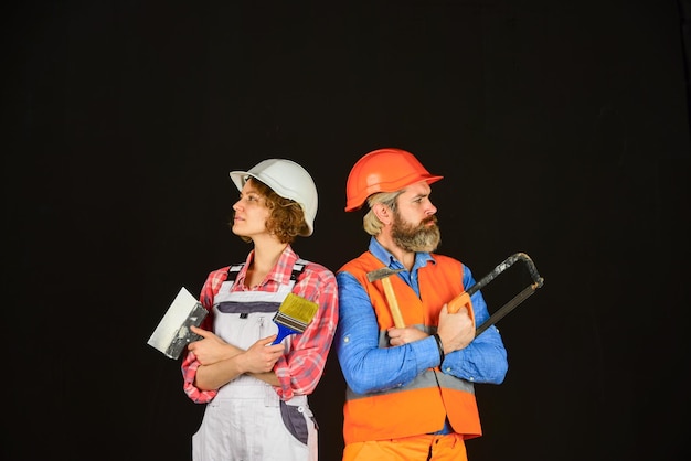 Entspannen Sie sich Zeit Paar Architekten tragen Bauarbeiterhelm neues Haus Baukonzept Porträt der Familie