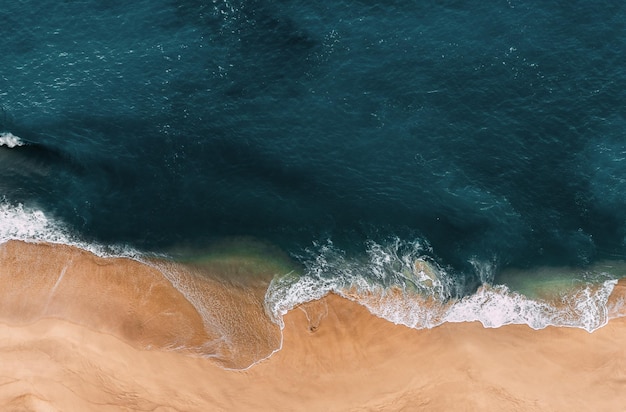 Entspannende Antenne Strand Szene Sommerurlaub Urlaub Vorlage Banner Wellen surfen mit erstaunlichen blauen Ozean Lagune Küste Küste Sandstrand Panorama Panoramablick auf den Sandstrand