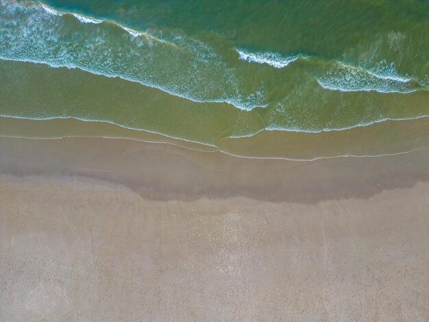 Entspannende Antenne Strandszene Sommerurlaub Urlaubsvorlage Banner Wellen surfen mit erstaunlicher blauer Ozean Lagune Küste Küste Perfekte Luftdrohne Draufsicht Ruhiger heller Strand am Meer