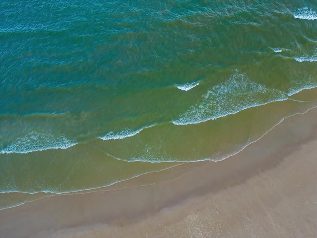 Entspannende Antenne Strandszene Sommerurlaub Urlaubsvorlage Banner Wellen surfen mit erstaunlicher blauer Ozean Lagune Küste Küste Perfekte Luftdrohne Draufsicht Ruhiger heller Strand am Meer