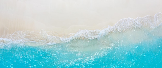 Entspannende Antenne Strandszene Sommerurlaub Urlaubsvorlage Wellen surfen auf erstaunlichem Sand und blauem Meer