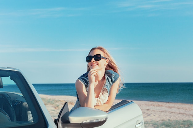 Entspannende Frau am Strand im Auto