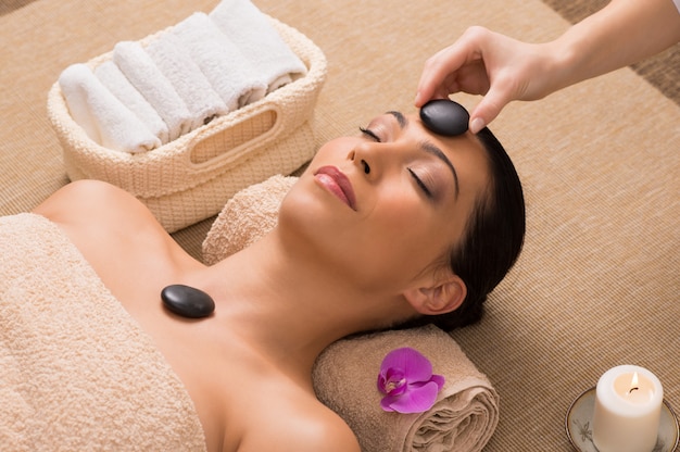 Entspannende Hot Stone Massage