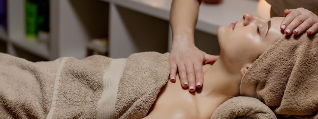 Entspannende Massage Frau, die eine Kopfmassage im Spa-Salon von der Seite erhält