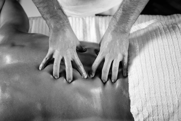 Entspannende Rückenmassage im Kosmetik-Spa-Zentrum Top-View