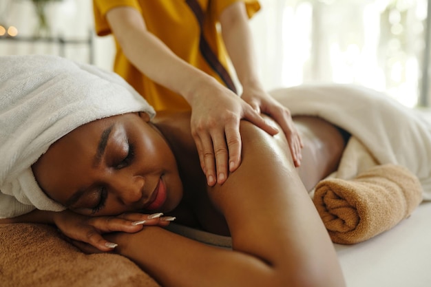 Entspannende therapeutische Massagesitzung in ruhiger Spa-Umgebung