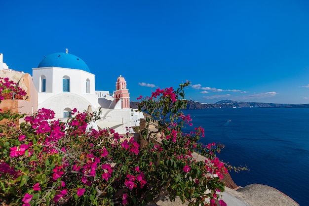 Entspannende und romantische Aussicht mit weißer Architektur in Santorini Griechenland Caldera Blick auf das blaue Meer