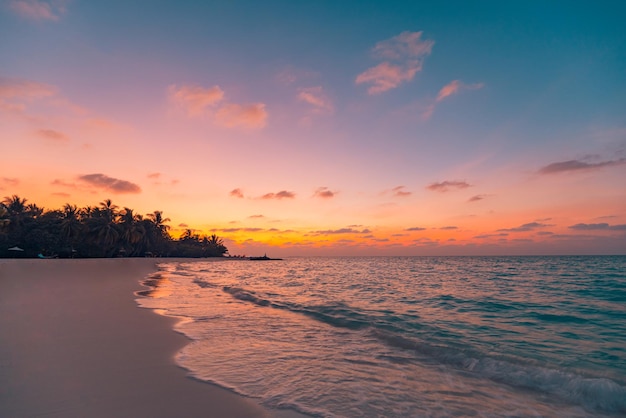Entspannende Welle der schönen Nahaufnahme. Erstaunlicher tropischer Paradiesstrand des Sonnenuntergangs. Ruhige Küste