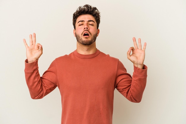 Entspannt sich nach einem harten Arbeitstag beim Yoga