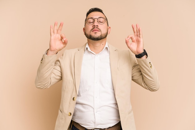 Entspannt sich nach einem harten Arbeitstag beim Yoga