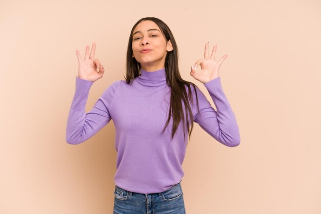 Entspannt sich nach einem harten Arbeitstag beim Yoga