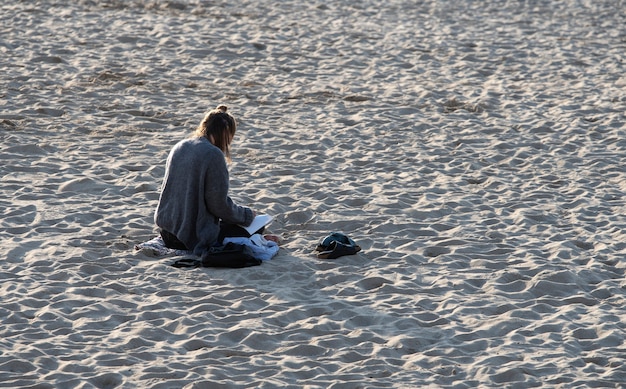 entspannte Frau im Sand