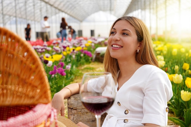 Entspannte junge Frau zwischen Blumen im Picknick auf Frühlingszeit Selektiver Fokus