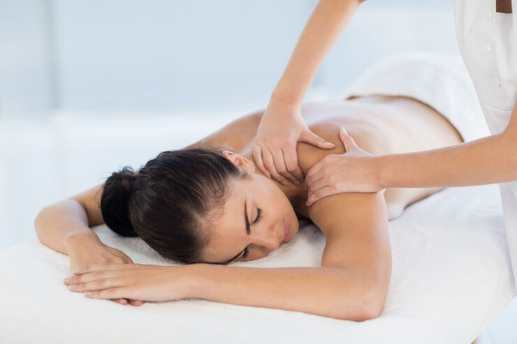 Foto entspannte nackte frau, die rückenmassage erhält
