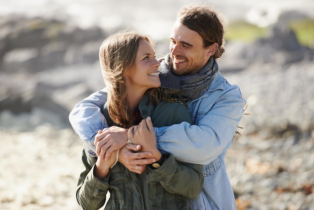 Entspannte Romantik Aufnahme eines liebevollen jungen Paares, das Zeit miteinander im Freien verbringt