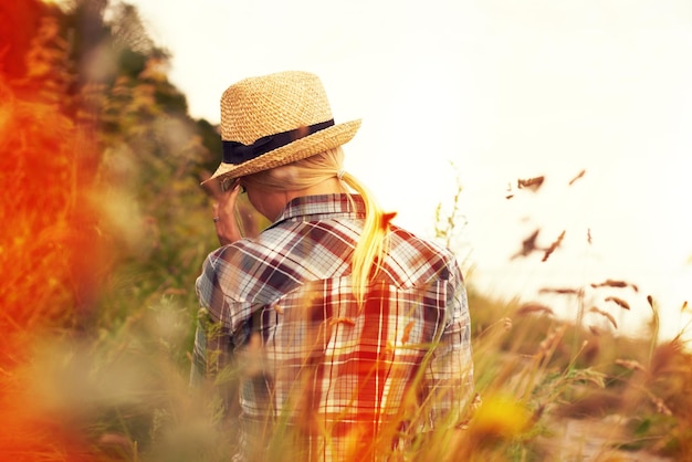 Entspannte Tage auf dem Land Junge Frau in einem Feld, Rückansicht mit Lomographie-Effekten