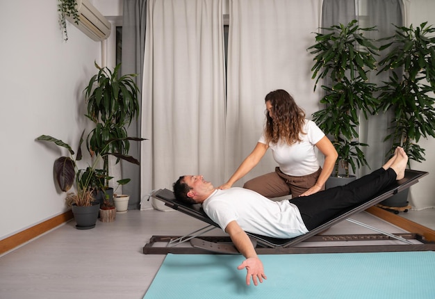 Foto entspannter mann lernt yoga-posen mit dem lehrer