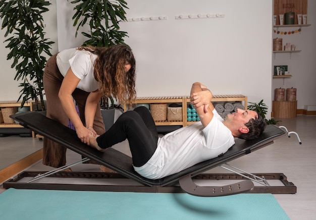 Foto entspannter mann lernt yoga-posen mit dem lehrer