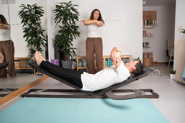 Entspannter Mann lernt Yoga-Posen mit dem Lehrer