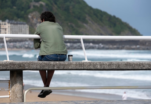 Entspannter Mensch mit Blick auf das Meer