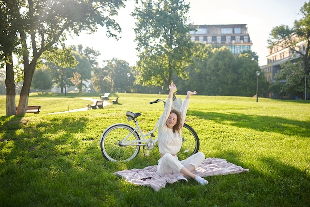 Entspanntes junges Mädchen auf dem Gras im Park