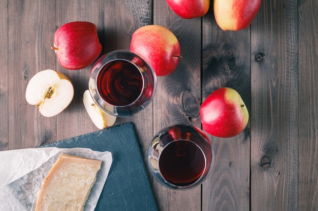 Entspanntes Mittagessen mit Käse und Rotwein