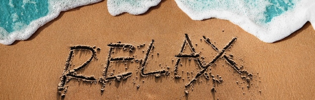 Entspannung durch das Naturkonzept Entspannen Sie sich am Sandstrand mit weicher blauer Welle am sonnigen Sommertag