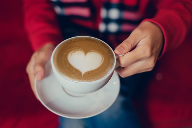 Entspannung und Erholung mit heißem Kaffeegetränk für die Wintersaison. Frohe Weihnachten und ein glückliches neues Jahr im Urlaub.