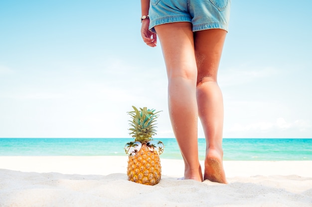 Entspannung und Freizeit im Sommer am tropischen Strand.