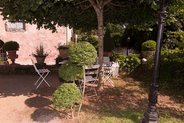 Entspannungsecke mit Tisch und Stühlen im Garten zu Hause