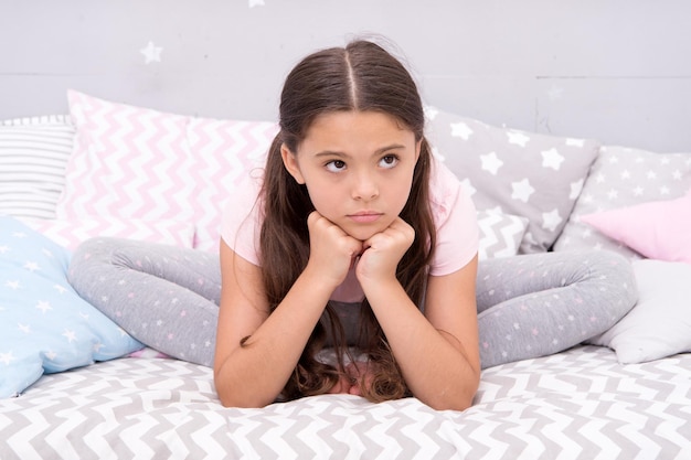 Entspannungsübungen zum Einschlafen. Kleines Mädchen im Pyjama macht sich bereit für die Schlafenszeit. Beruhigende Aktivität für Kinder. Entspannen Sie sich und erleichtern Sie den Übergang zum Einschlafen. Schlafenszeit-Konzept. Möglichkeiten zum Entspannen vor dem Zubettgehen.