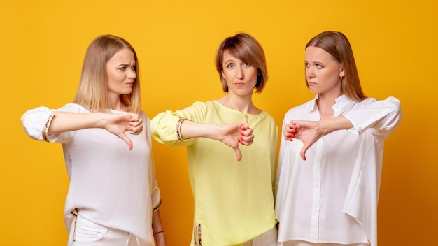 Foto enttäuschte frauen mögen keine geste, falsche wahl, schlechte idee. gruppenporträt von drei unzufriedenen damen