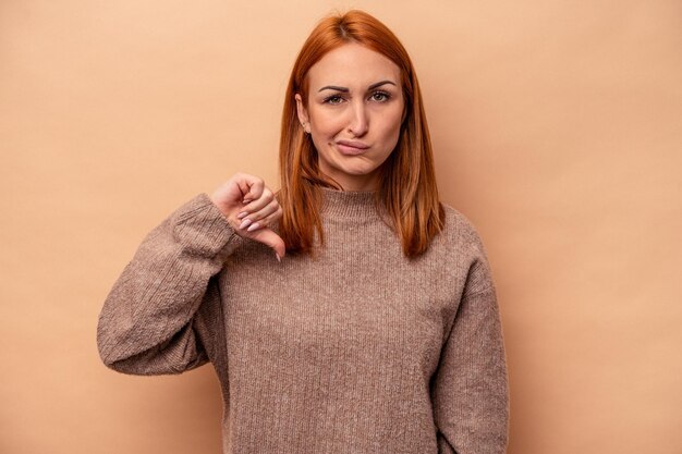 Enttäuschungskonzept mit Daumen nach unten zeigen