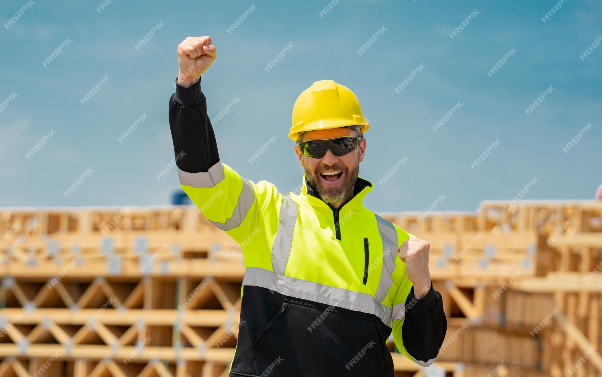 Entusiasmado capataz em capacete na nova casa em construção construtor no  canteiro de obras manufacturado home notícias casa modular habitação  convencional construtor frente da casa americana