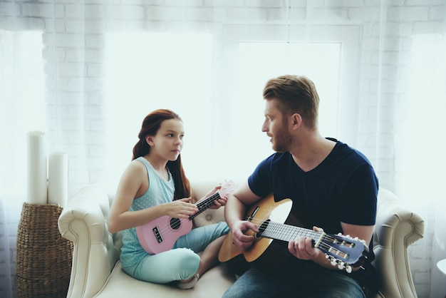 Entusiasta soltero padre e hija juega