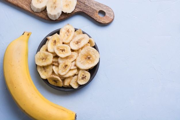 Entwässerte, getrocknete Bananenchips auf hellem Hintergrund. Von oben betrachten.