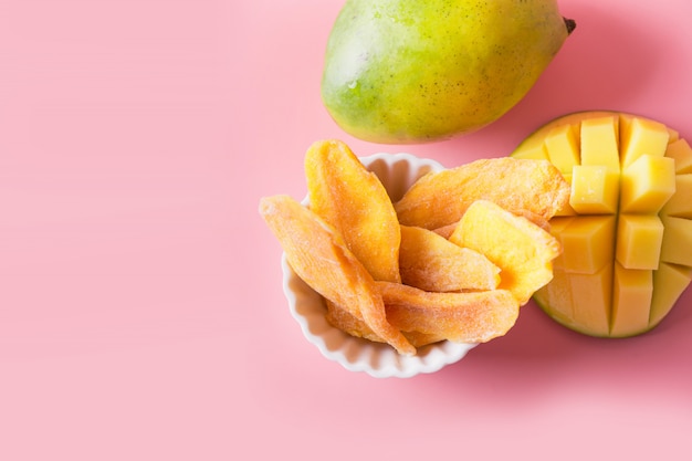 Entwässerte und getrocknete Mangochips auf rosa Abschluss oben