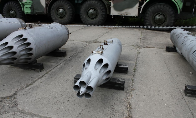 Entwaffnetes ungelenktes Raketensystem auf einem Boden auf einer Militärbasis