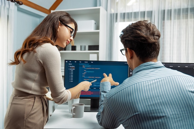Entwickler, die Programmierung diskutieren, die Website-Planung, die Software-Postulat