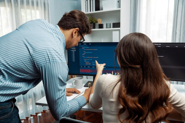 Entwickler, die Programmierung diskutieren, die Website-Planung, die Software-Postulat