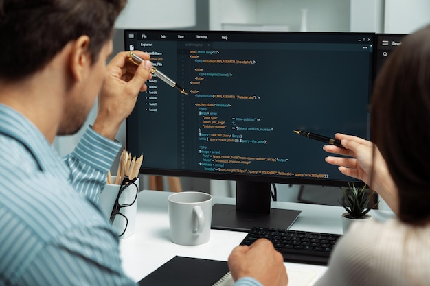 Entwickler, die Programmierung diskutieren, die Website-Planung, die Software-Postulat