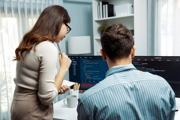 Entwickler, die Programmierung diskutieren, die Website-Planung, die Software-Postulat