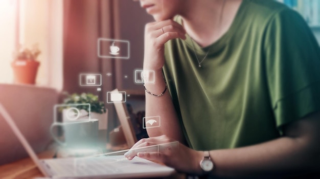 Entwicklerhände oder Laptop-Hologramm-Abstract in Networking Cybersecurity Remote Iot oder Programmierung Fraueneingabe oder 3D-Internet-Technologie von Dashboard-Software oder futuristische digitale Transformation