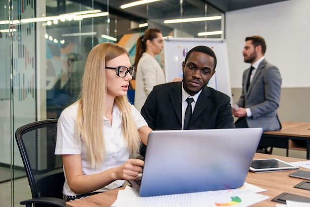 Entwicklung einer zukünftigen Entwicklungsstrategie für junge fortschrittliche Unternehmen. Angenehme hochqualifizierte Geschäftsleute, die über die Möglichkeiten für bessere Unternehmensergebnisse diskutieren.