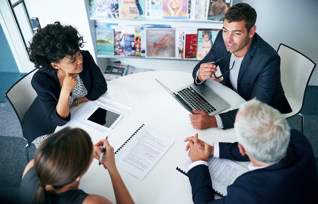 Entwicklung neuer Geschäftsstrategien Aufnahme einer Gruppe von Geschäftsleuten, die sich in einem Büro treffen