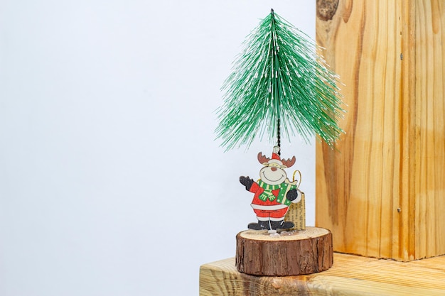 Entzückende Adorno pequeÃƒÂƒÃ‚ÂƒÃƒÂ‚Ã‚ÂƒÃƒÂƒÃ‚Â‚ÃƒÂ‚Ã‚Â±o de navidad en mesa de madera. Espacio para texto fondo blanco