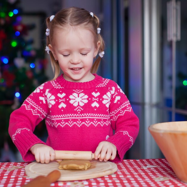 Entzückende Backenlebkuchenplätzchen des kleinen Mädchens für Weihnachten
